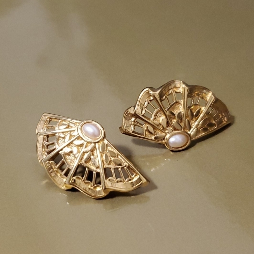 Vintage Fan Earrings - Picture 2 of 3